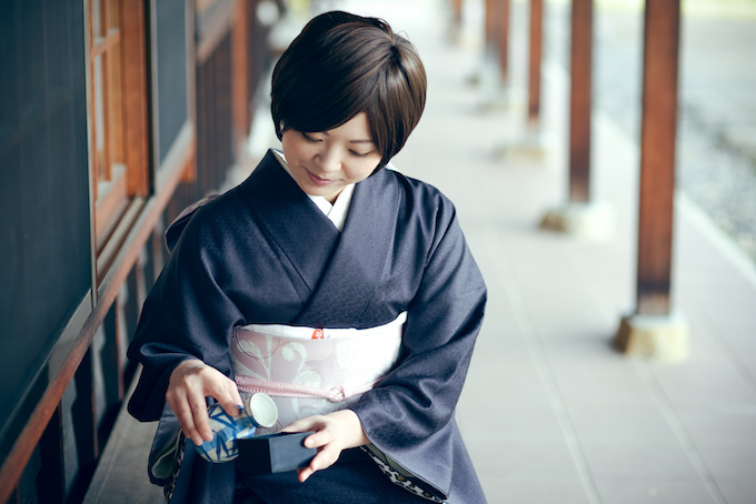 着物でお茶を淹れる女性