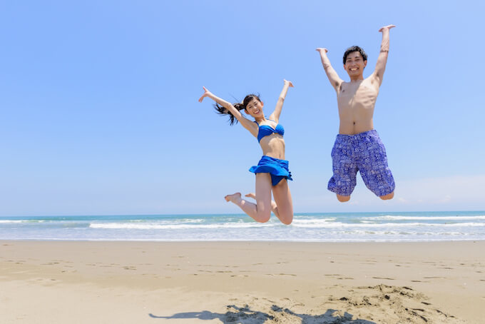 海ではしゃぐ水着カップル