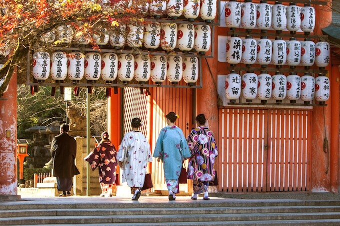 お寺に着物で向かう女性