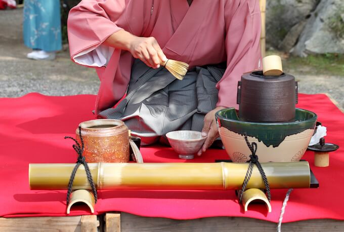 着物で茶道に勤しむ女性