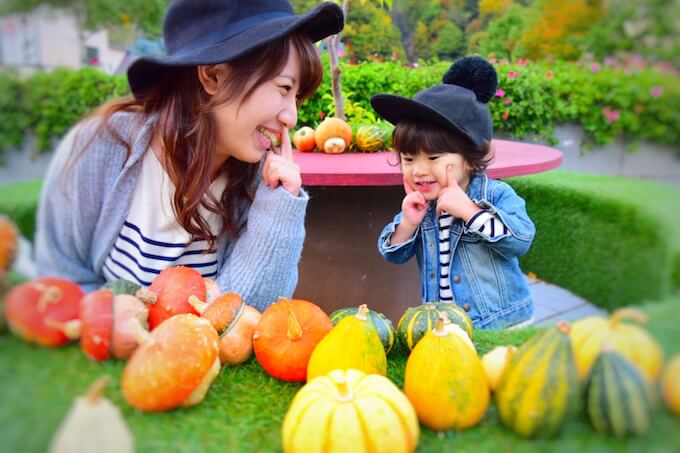 笑顔の女性と子供