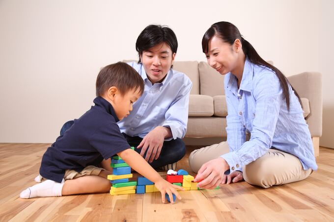 笑顔の男女と子供