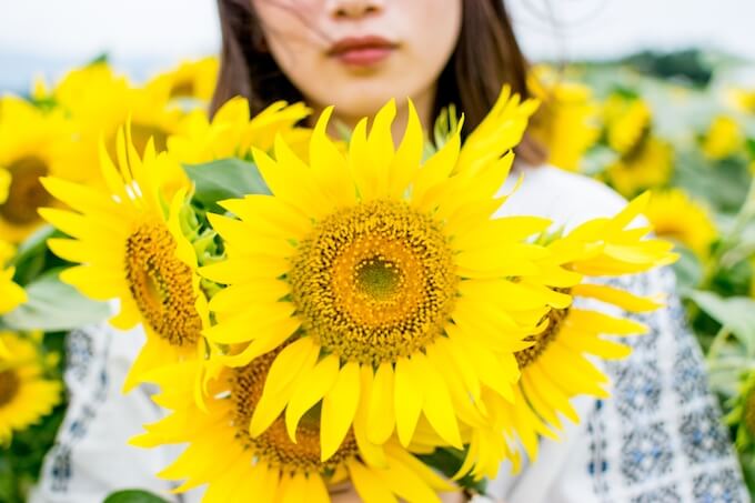 花を持つ女性