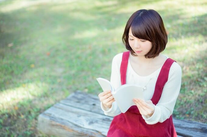 本を読む女性