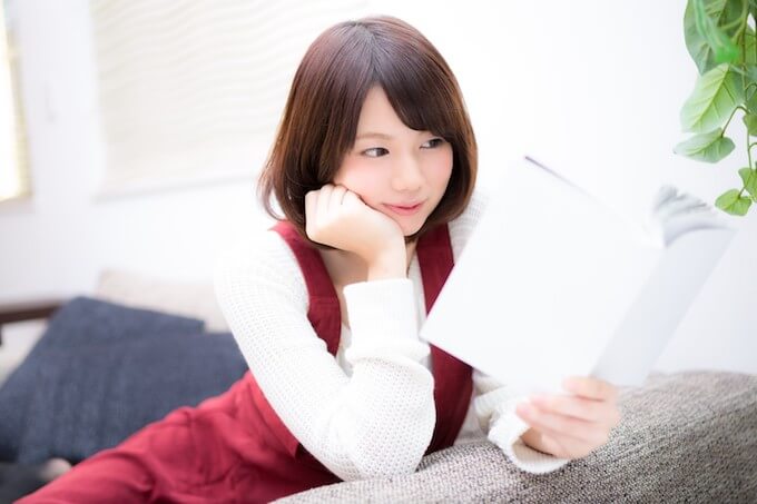 本を読む女性